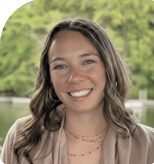 headshoot of Elizabeth (Lizzy) Mitchell at family care center louisville