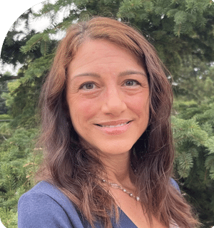 headshoot of Erin Knudson, LMFT at family care center Louisville